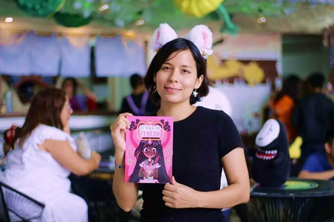 Una mujer joven sostiene  un libro